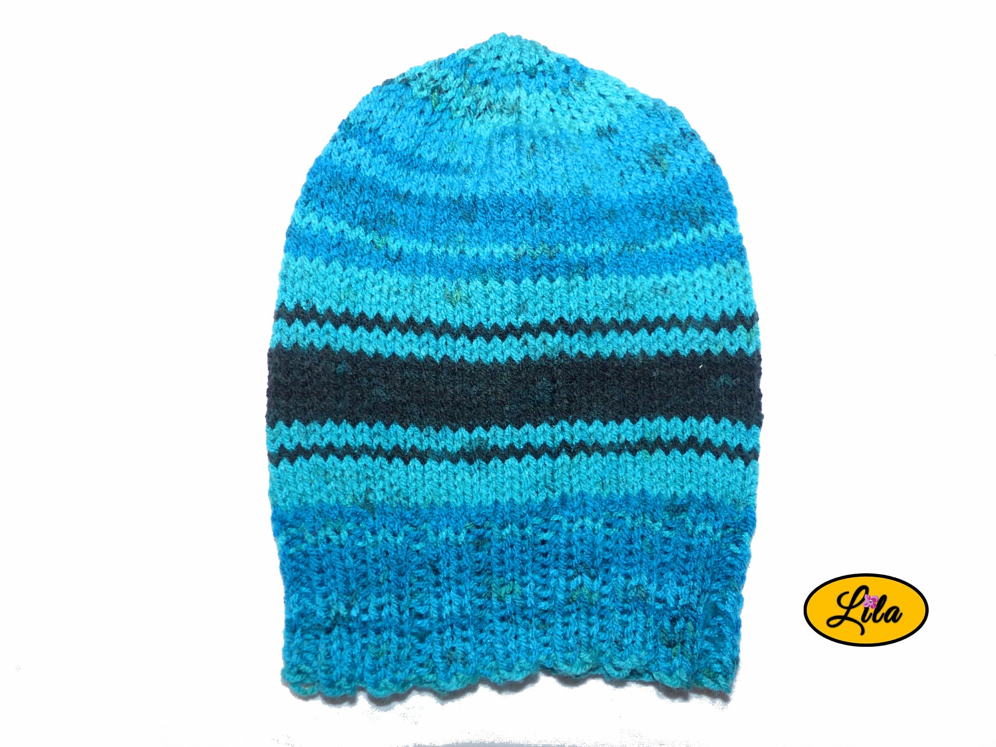 Bonnet en laine bleu et noir sur fond blanc style hiver moderne et sobre