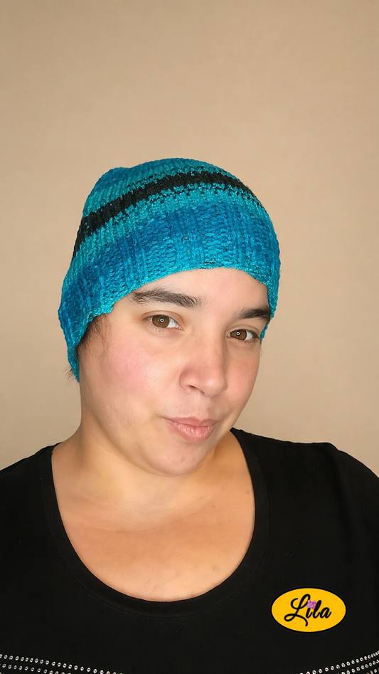 Bonnet en laine bleu et noir porté profil droit style tendance
