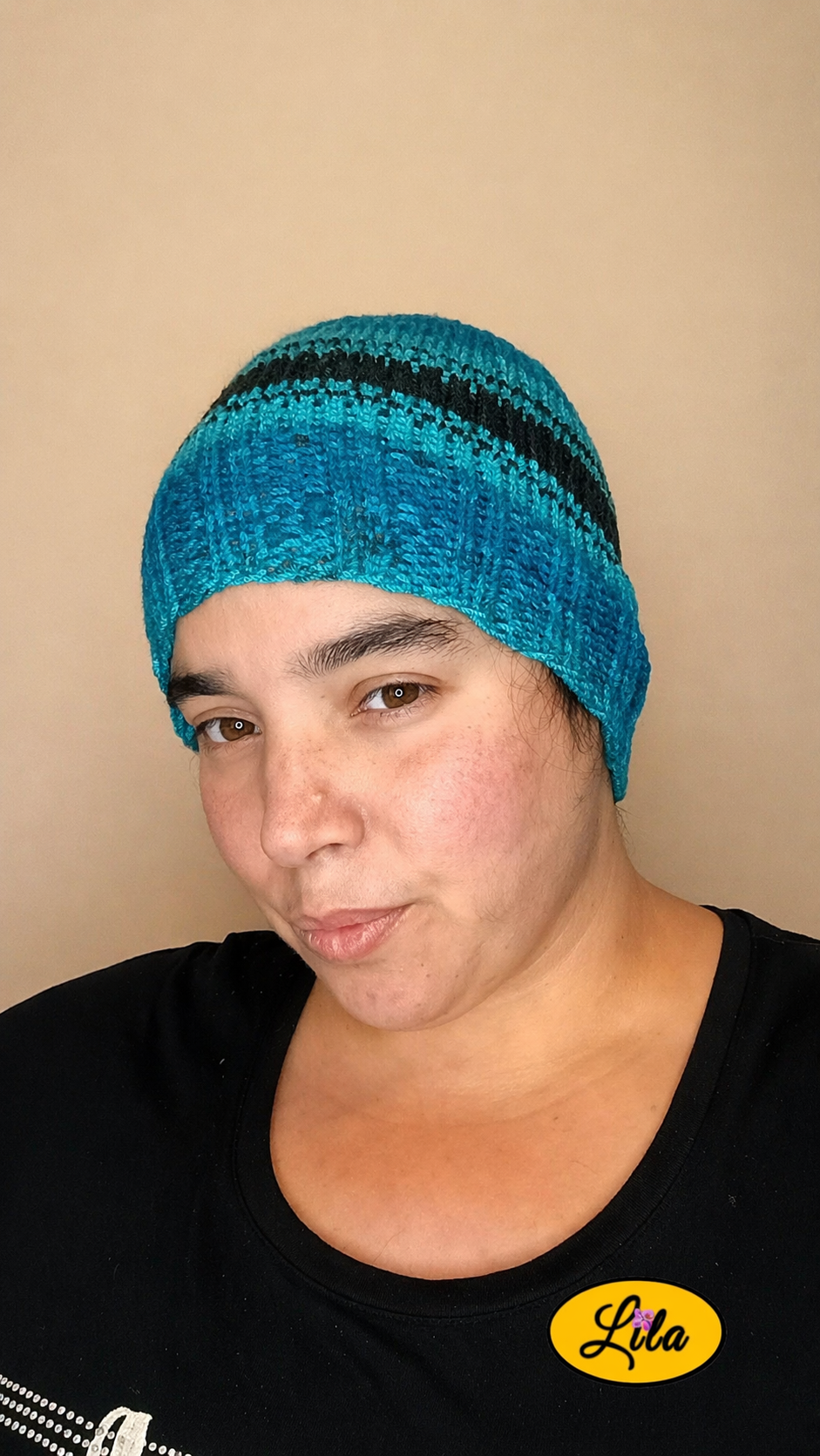 Bonnet en laine bleu et noir porté profil gauche vue rapprochée style hiver