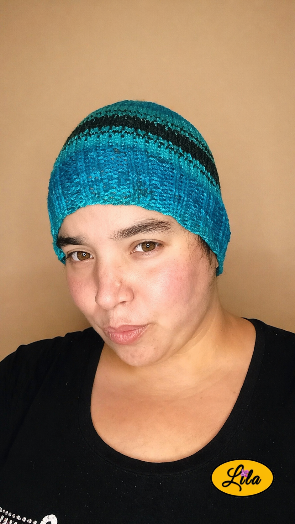 Bonnet en laine bleu noir porté profil gauche style classique