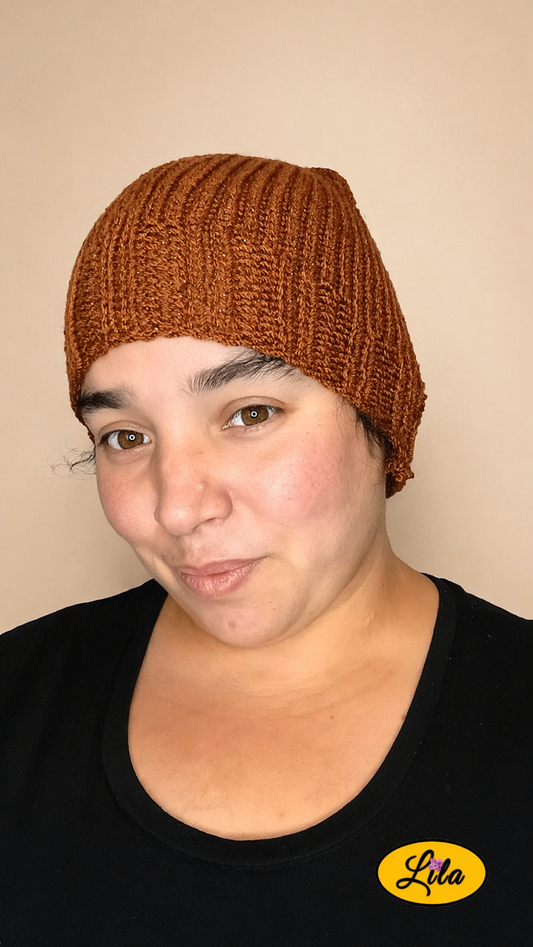 Bonnet en laine brun pailleté porté de face tête légèrement inclinée vers la gauche style élégant
