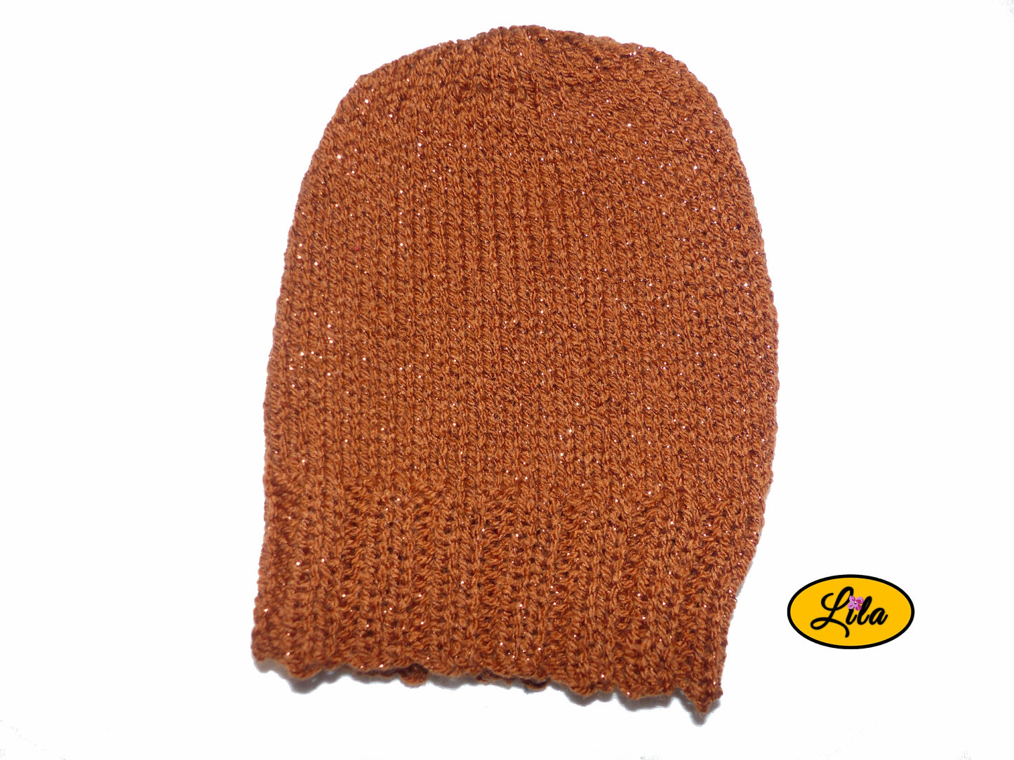 Bonnet en laine brun pailleté sur fond blanc style hiver élégant