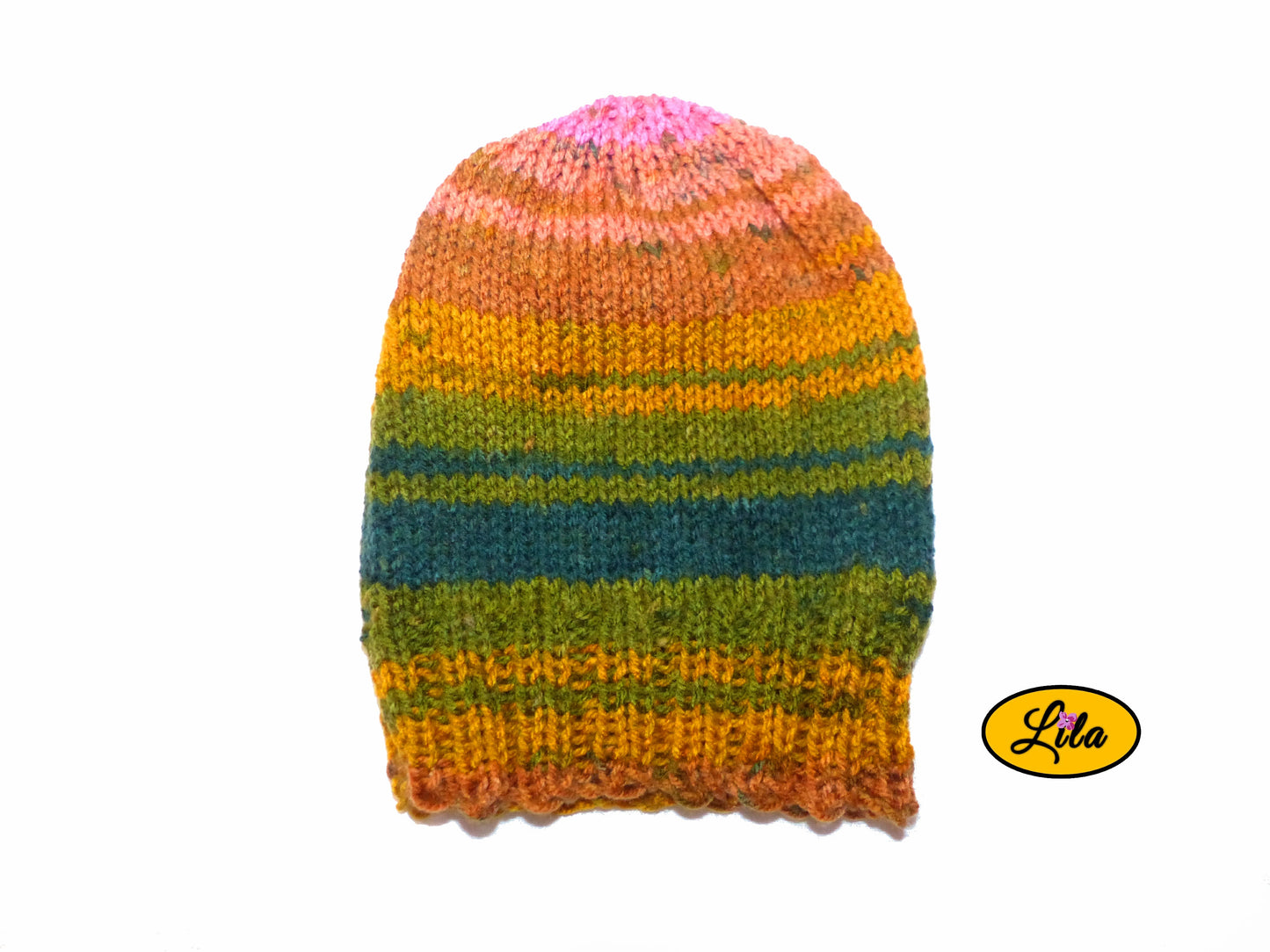 Bonnet en laine couleur automnale November sur fond blanc style hiver chaud et tendance