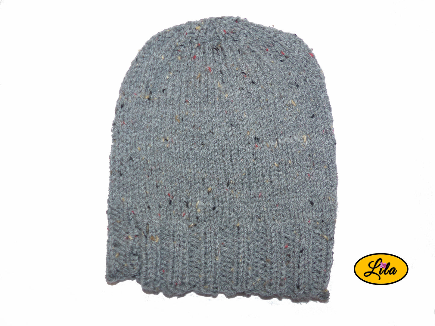 Bonnet en laine gris sur fond blanc style hiver classique et intemporel