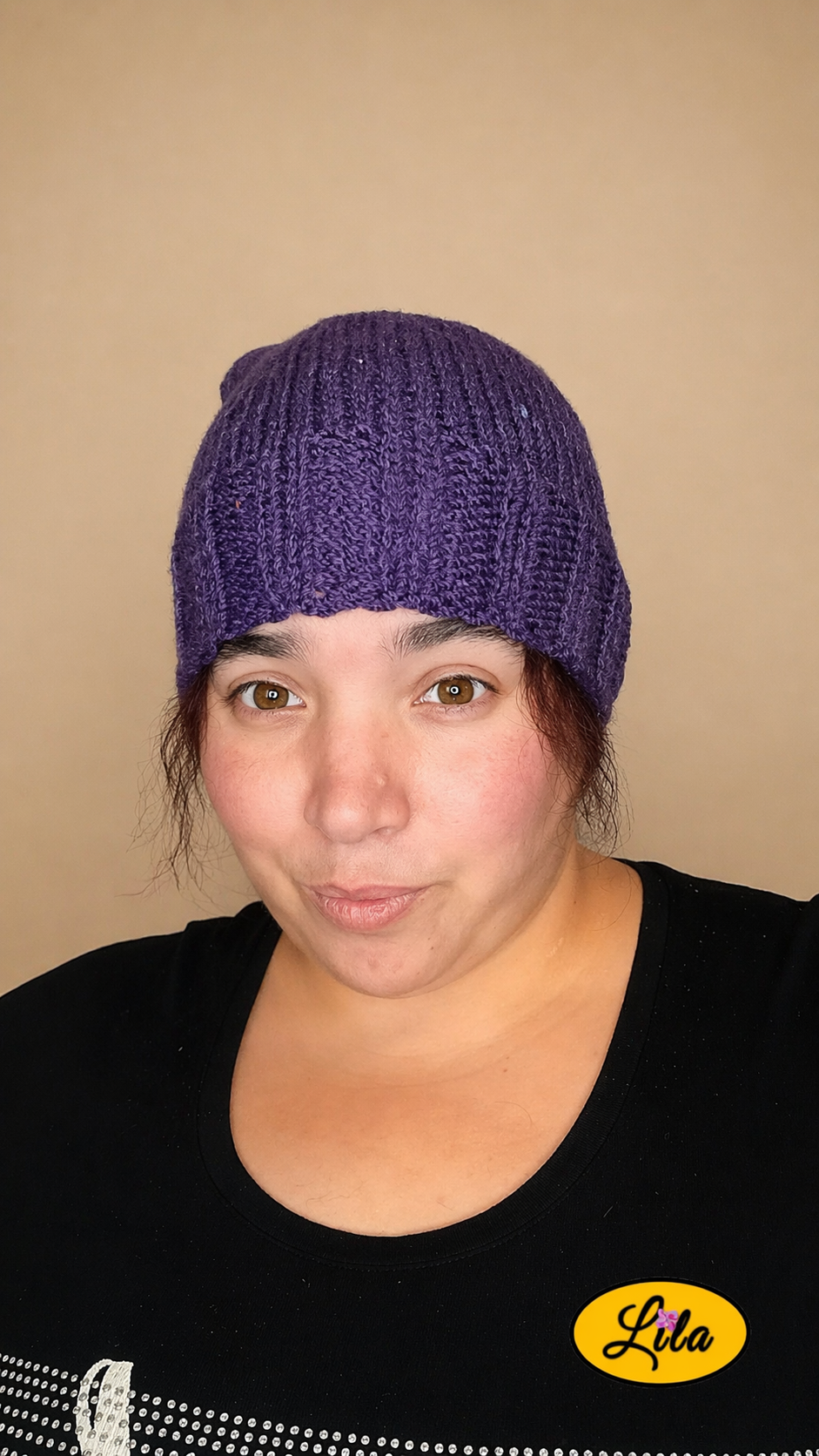 Bonnet en laine mauve porté de face style hiver élégant