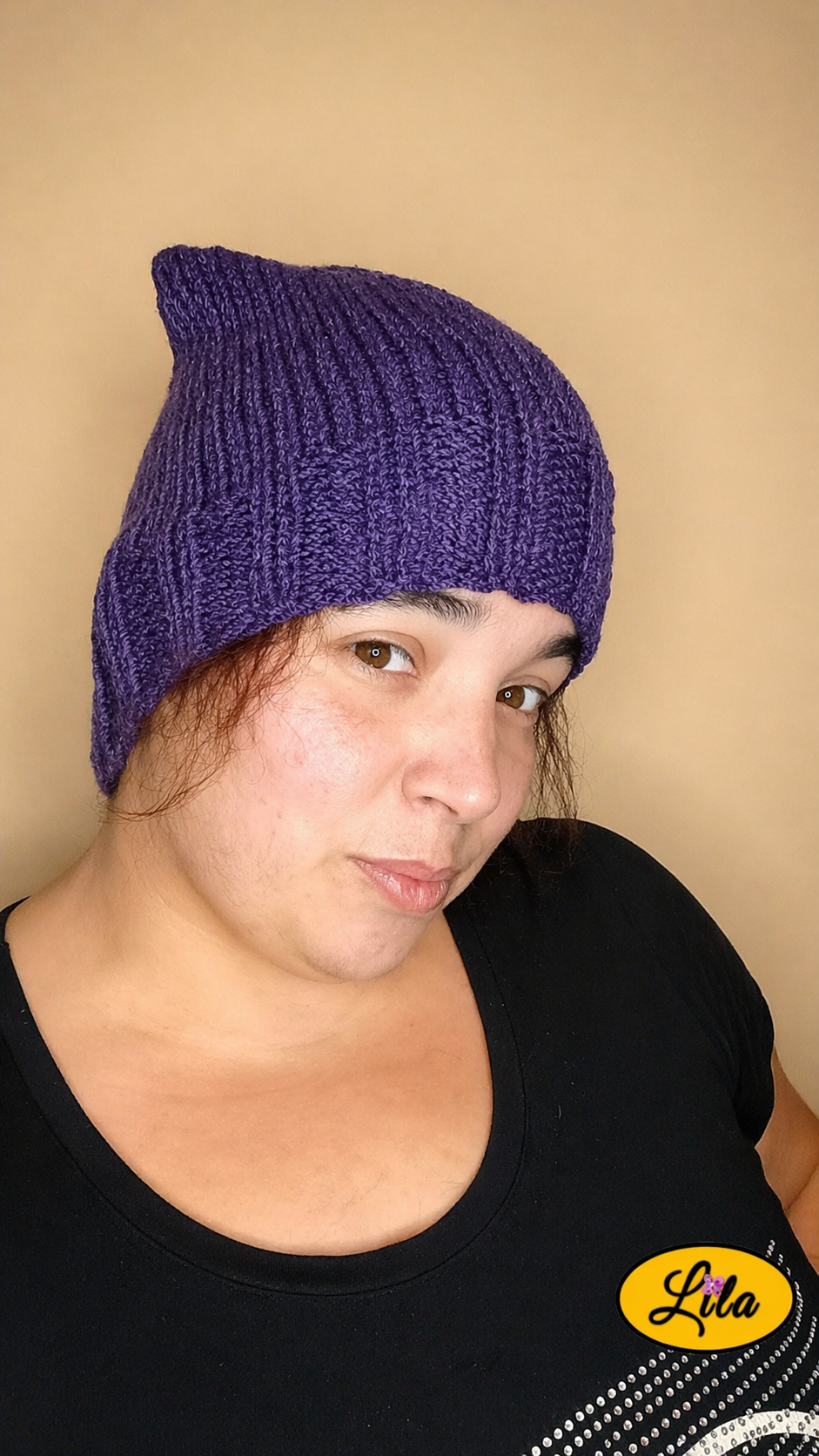 Bonnet en laine mauve porté par une femme profil droit style tendance