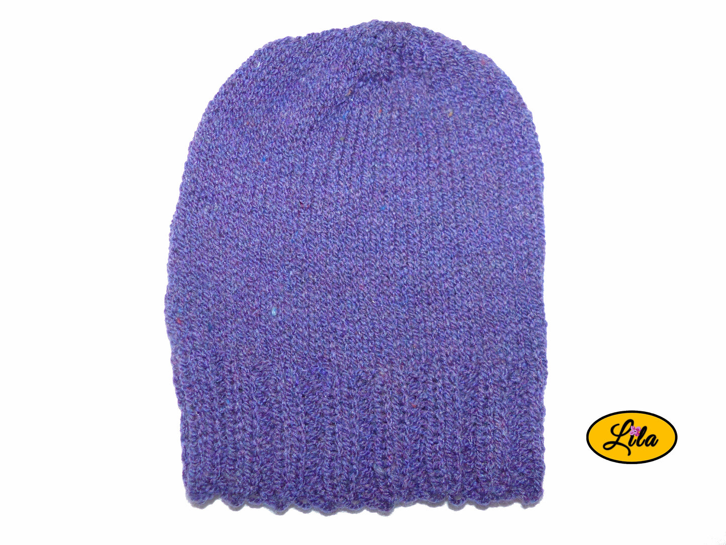 Bonnet en laine mauve sur fond blanc style hiver doux et tendance