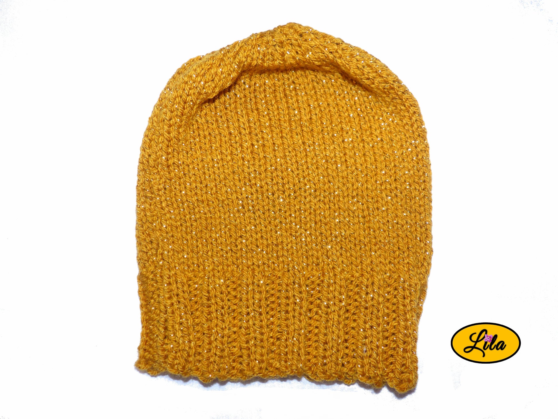 Bonnet en laine moutarde pailleté sur fond blanc style hiver chaud et tendance
