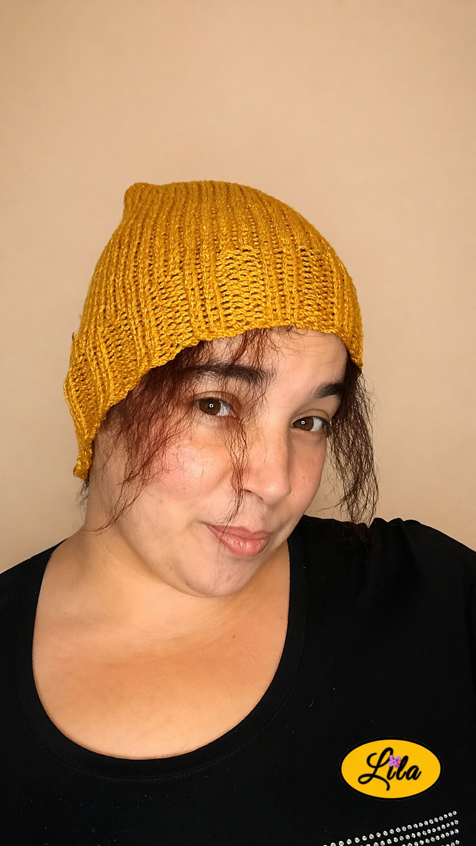 Bonnet en laine moutarde pailleté porté profil droit avec mèches de cheveux sur le devant