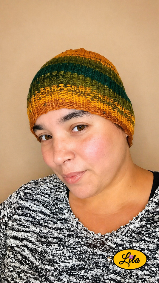 Bonnet en laine November porté de face tête inclinée vers la gauche style automnal