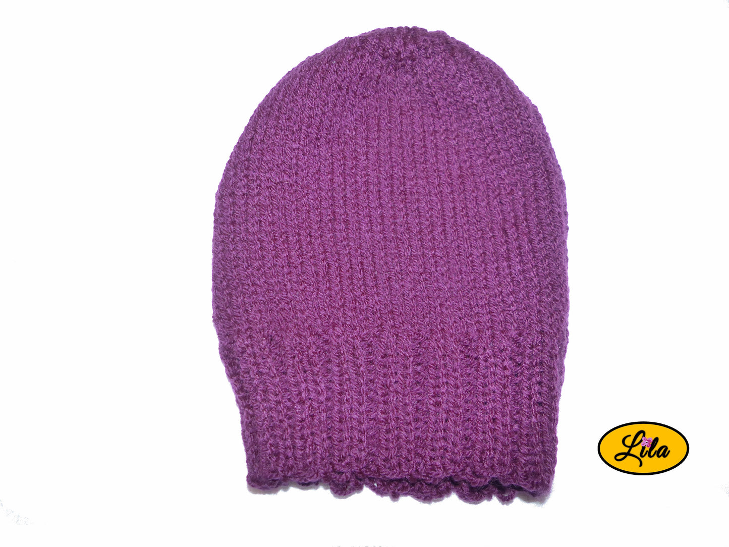 Bonnet en laine couleur prune sur fond blanc style hiver élégant et tendance