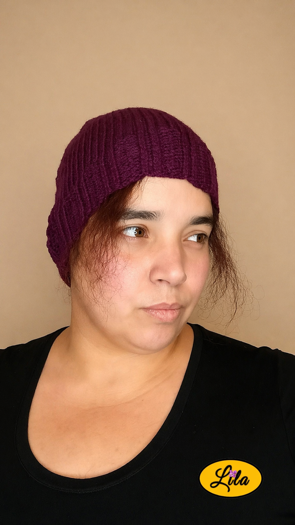 Bonnet en laine prune porté profil droit regard vers la droite style tendance