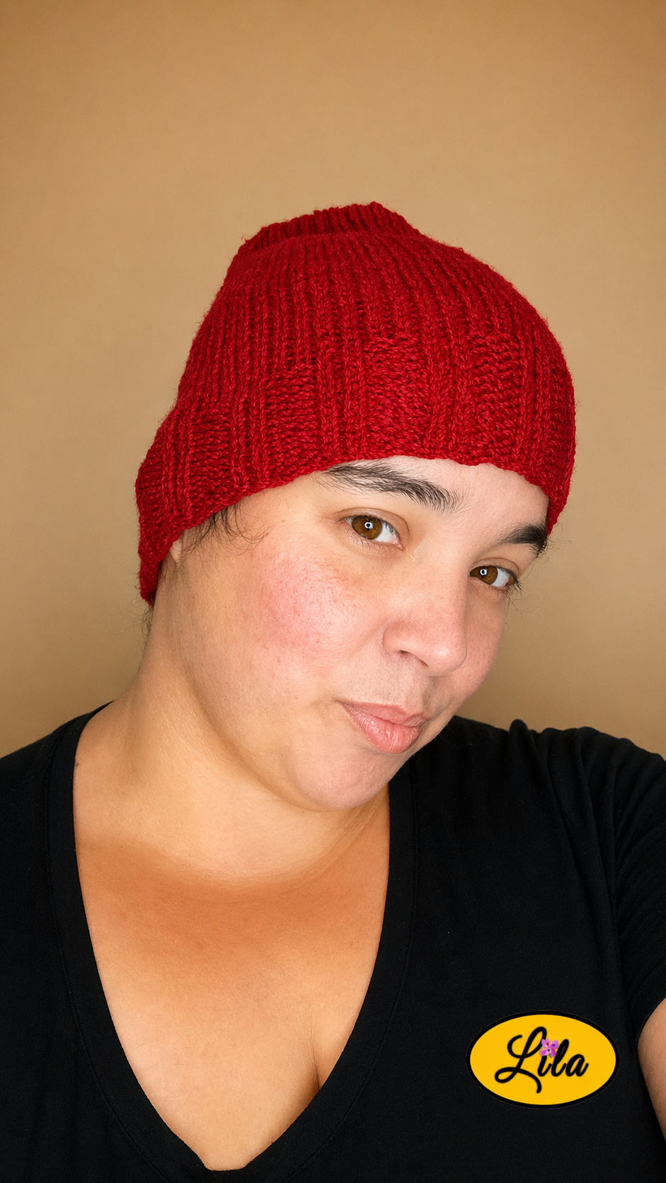 Bonnet en laine rouge porté par une femme profil droit style hiver