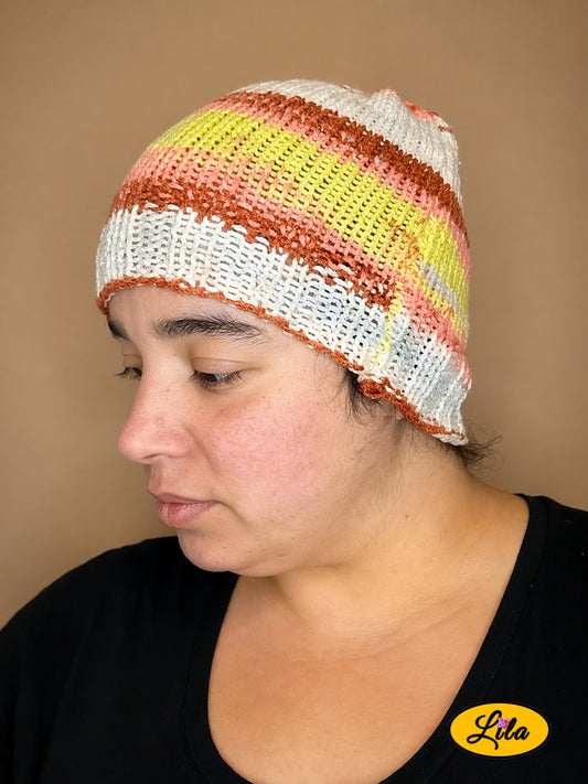 Bonnet en laine jaune soleil porté profil gauche regard vers le bas style hiver