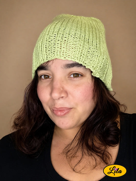 Bonnet en laine vert clair pailleté porté de face avec cheveux lâchés style lumineux