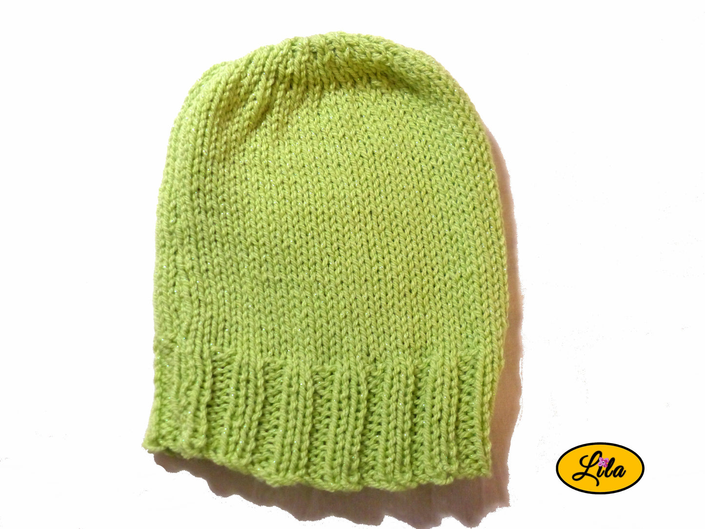 Bonnet en laine vert clair pailleté sur fond blanc style hiver tendance