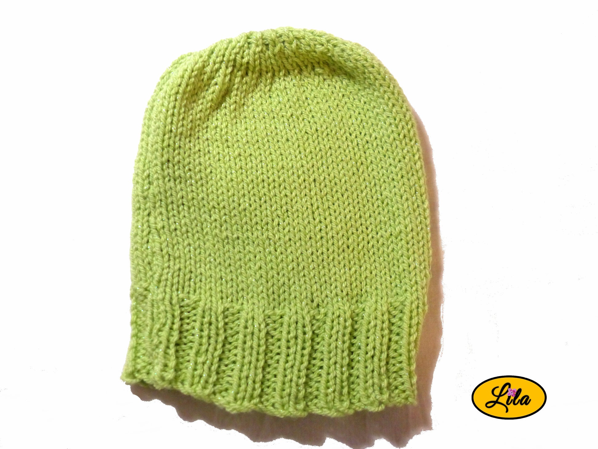 Bonnet en laine vert clair pailleté sur fond blanc style hiver tendance