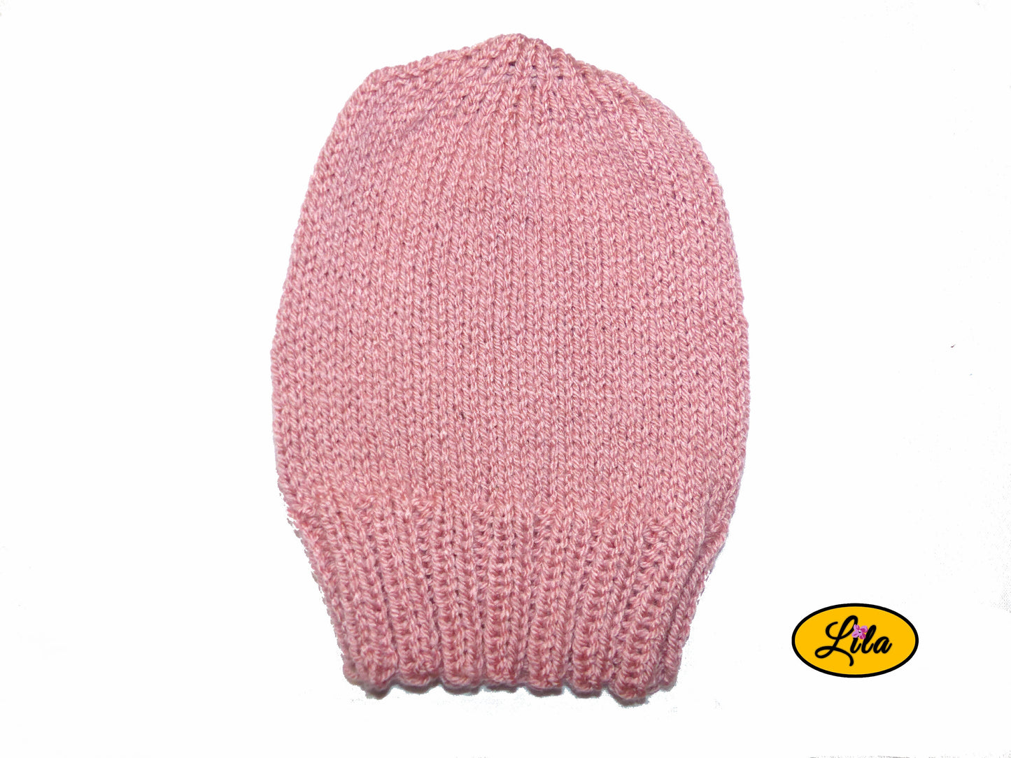 Bonnet en laine couleur vieux rose sur fond blanc style hiver doux et élégant