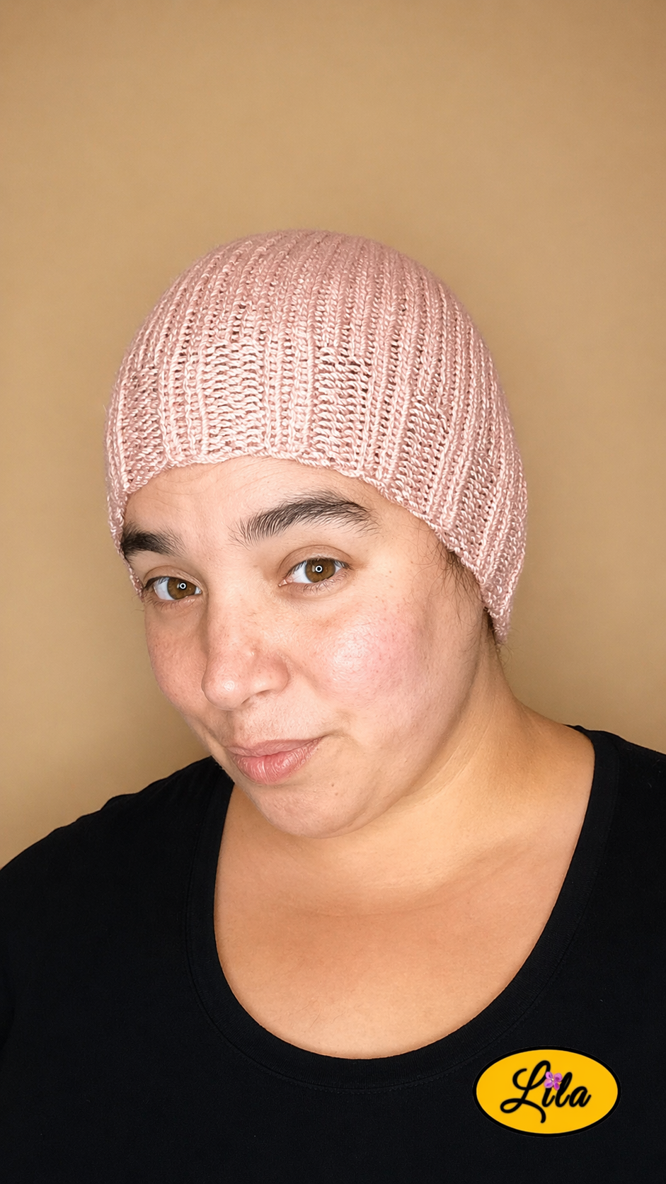 Bonnet en laine vieux rose porté profil gauche look hivernal élégant