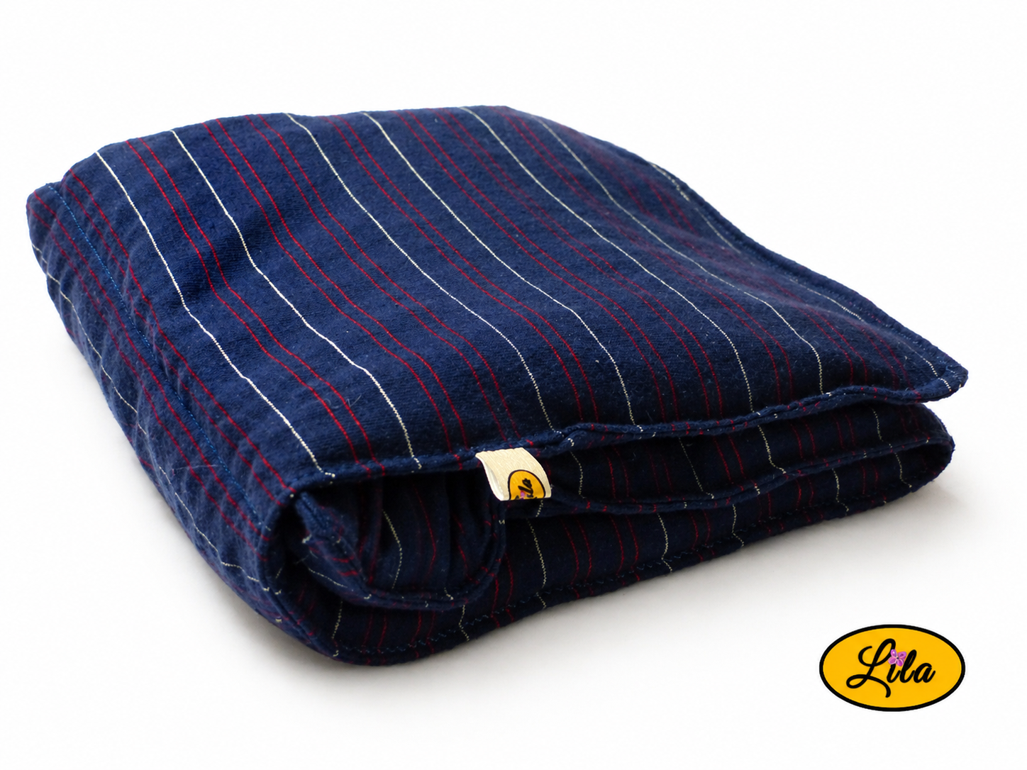 Bouillotte XL bleue à lignes rouges réalisée dans un ancien pyjama recyclé remplie de noyaux de cerise pliée en trois vue de face légèrement de profil sur fond blanc style artisanal et chaleureux