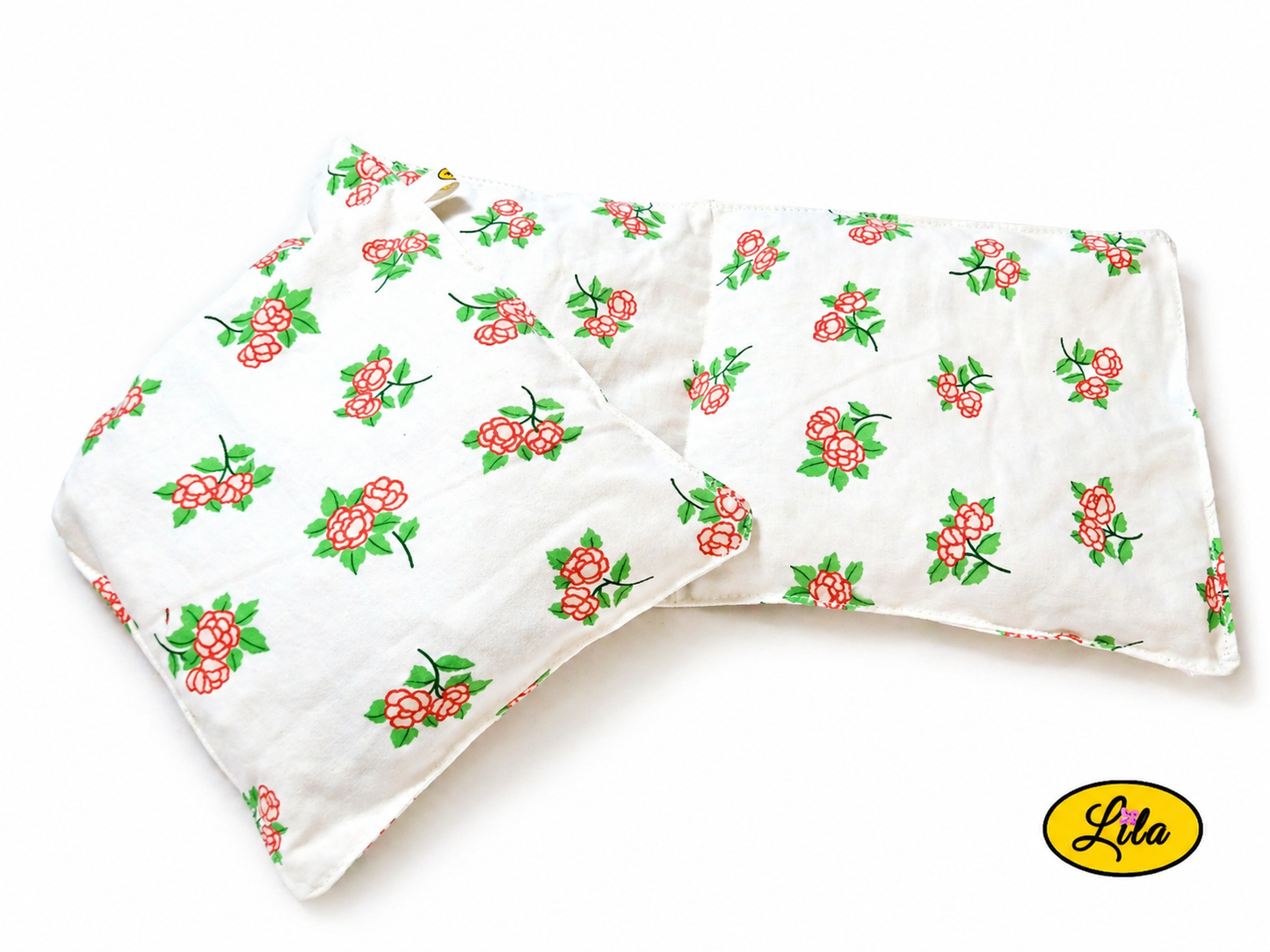 Bouillotte XL blanche fleurie réalisée dans un ancien drap de lit recyclé remplie de noyaux de cerise ouverte avec un compartiment replié sur fond blanc détail couture et compartiments chauffants