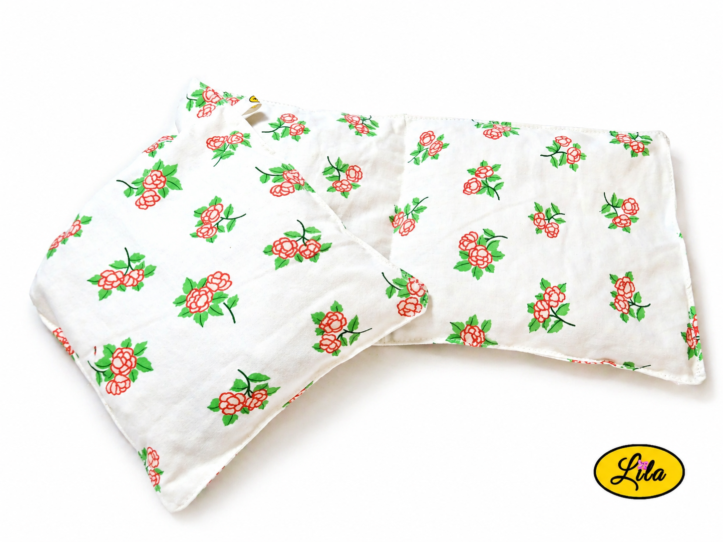 Bouillotte XL blanche fleurie réalisée dans un ancien drap de lit recyclé remplie de noyaux de cerise ouverte avec un compartiment replié sur fond blanc détail couture et compartiments chauffants
