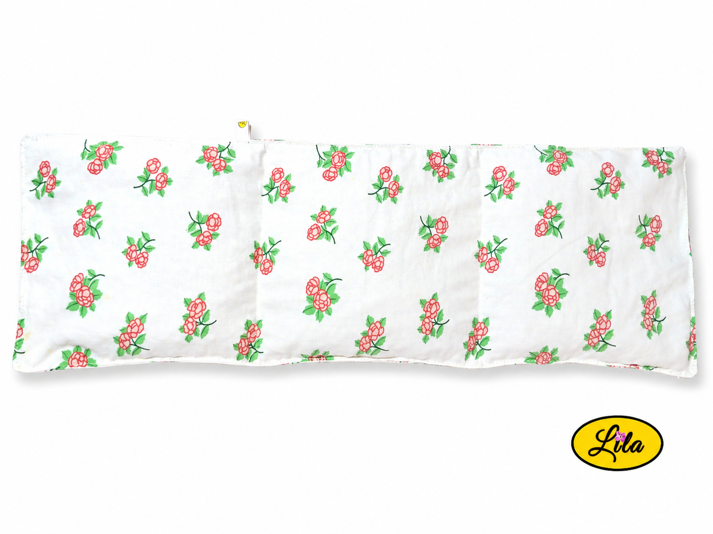Bouillotte XL blanche fleurie réalisée dans un ancien drap de lit recyclé remplie de noyaux de cerise ouverte à plat vue de haut sur fond blanc style artisanal et chaleureux