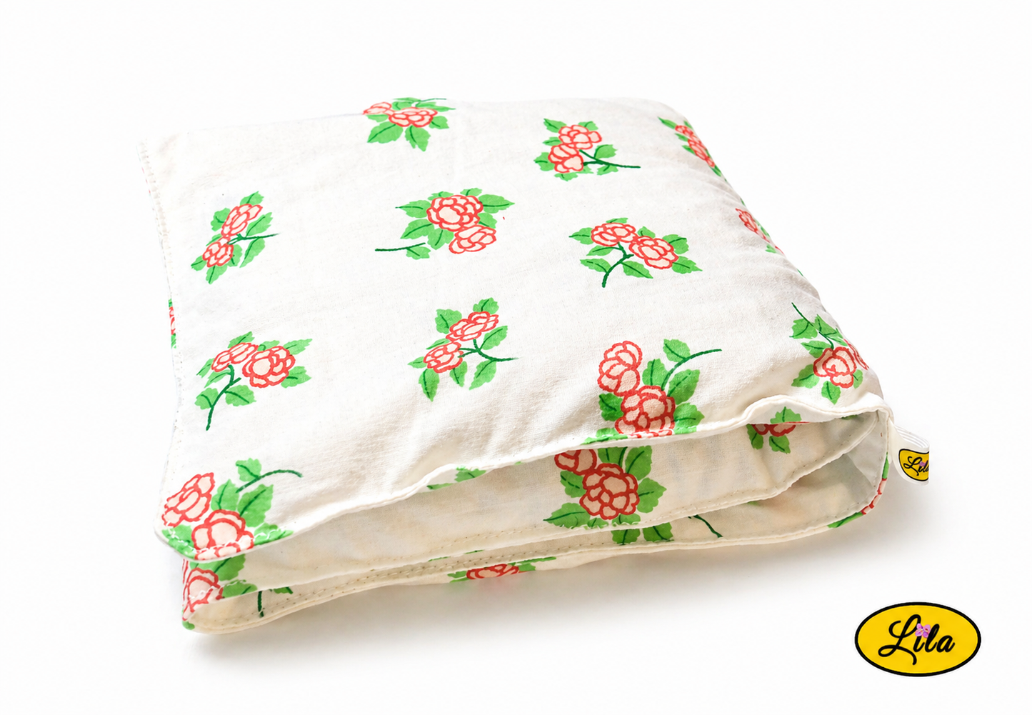 Bouillotte XL blanche fleurie réalisée dans un ancien drap de lit recyclé remplie de noyaux de cerise pliée en trois vue de face dans l’autre sens sur fond blanc style cocooning et artisanal