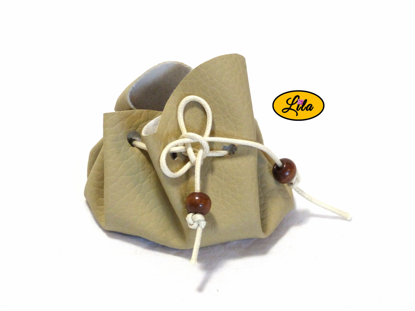 Bourse blanc crème en simili cuir avec patte, fermeture à cordon crème et perles en bois brun foncé vue de face sur fond blanc style bohème et artisanal