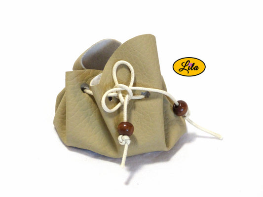 Bourse blanc crème en simili cuir avec patte, fermeture à cordon crème et perles en bois brun foncé vue de face sur fond blanc style bohème et artisanal