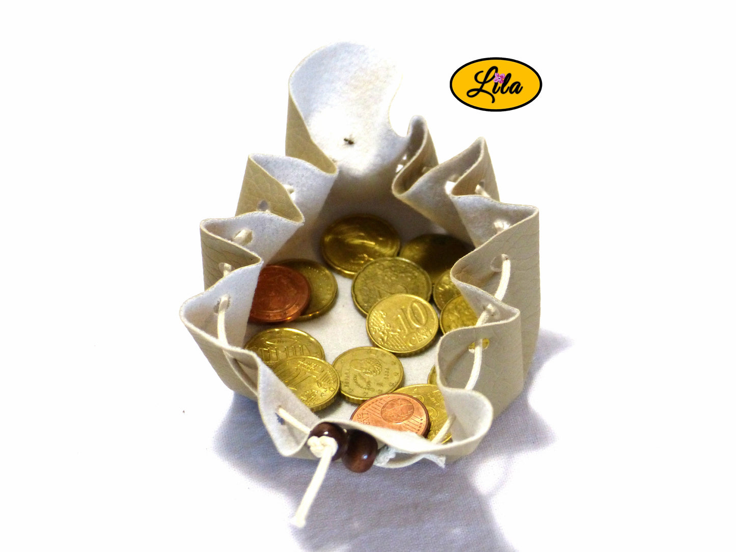 Bourse blanc crème en simili cuir avec cordon crème et perles en bois brun foncé ouverte vue de haut sur fond blanc style élégant et pratique