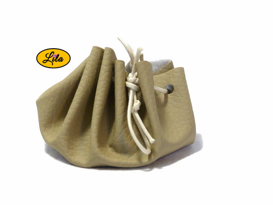 Bourse blanc crème en simili cuir avec fermeture à cordon vue de face sur fond blanc style minimaliste et artisanal