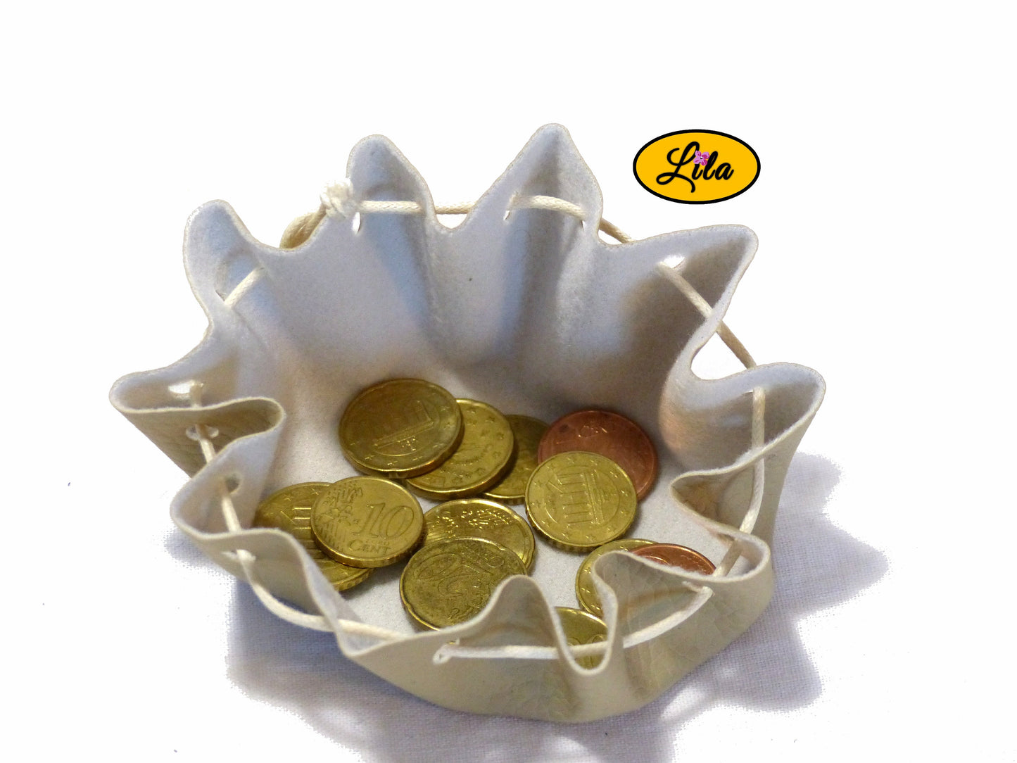 Bourse blanc crème en simili cuir ouverte vue de haut sur fond blanc style élégant et pratique
