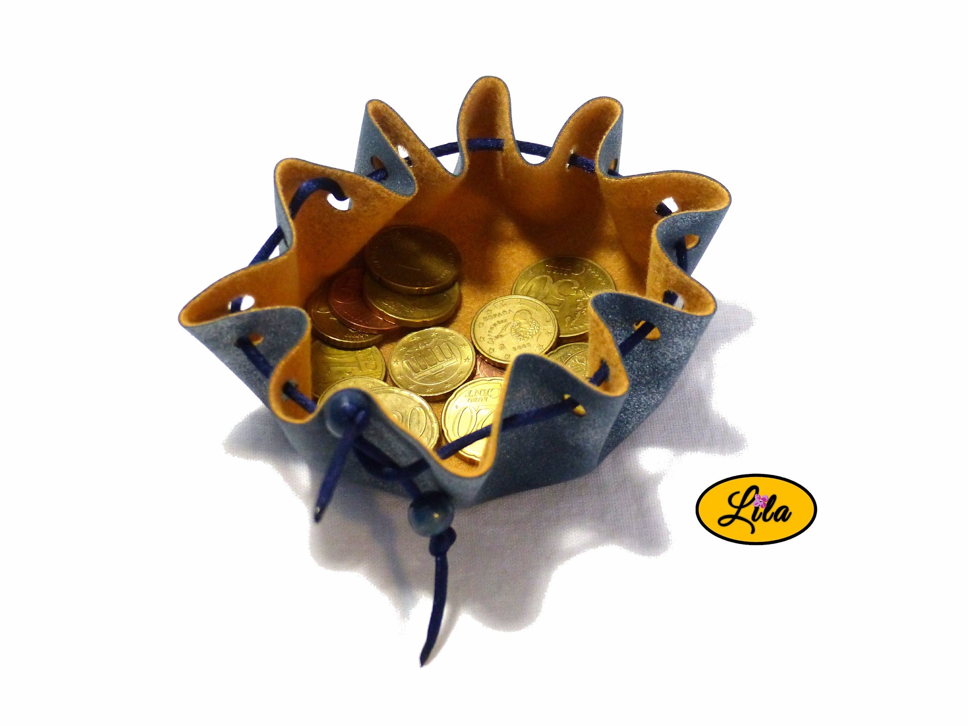 Bourse bleue métallisée en simili cuir ouverte vue de haut avec pièces de monnaie visibles, cordon bleu et perles en bois bleues sur fond blanc style pratique et élégant
