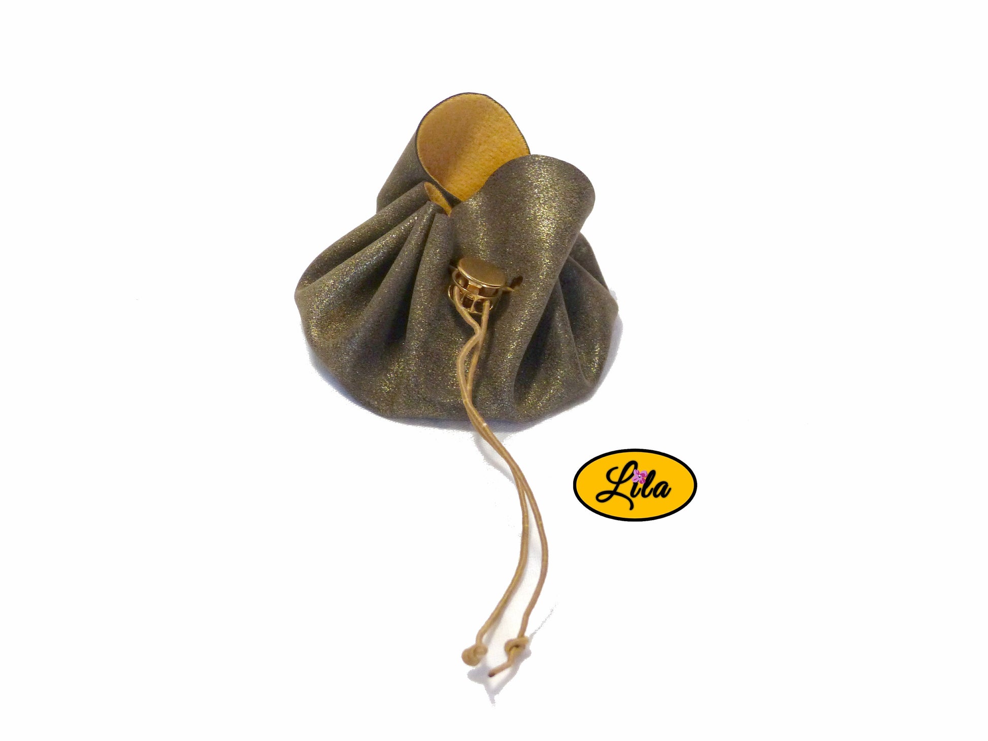 Bourse brune effet doré en simili cuir avec patte, fermeture à cordon brun et fermoir pince ronde dorée vue de face sur fond blanc style bohème chic et artisanal