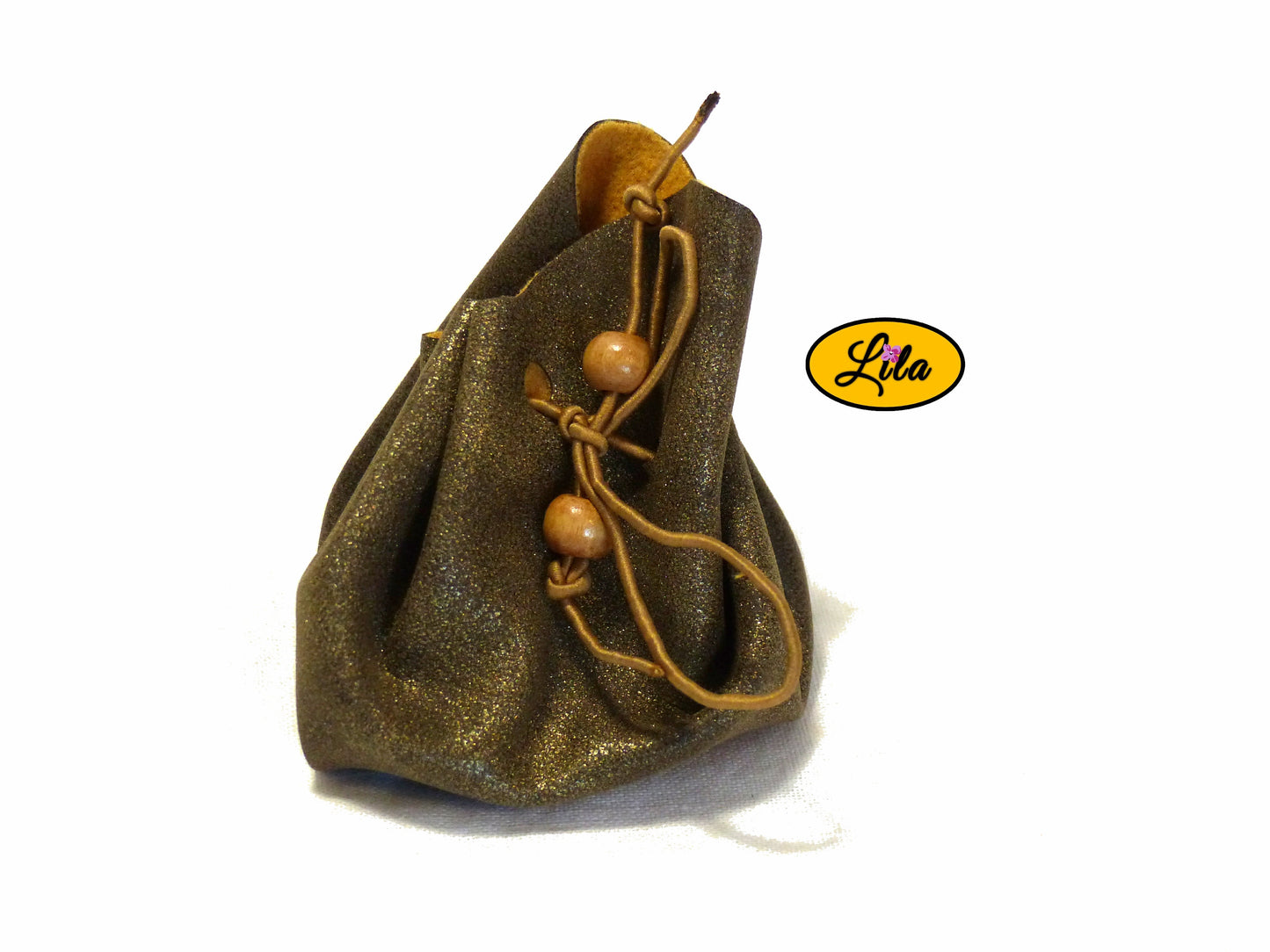 Bourse brune effet doré en simili cuir avec patte, cordon brun et perles en bois brunes vue de face sur fond blanc style bohème et élégant