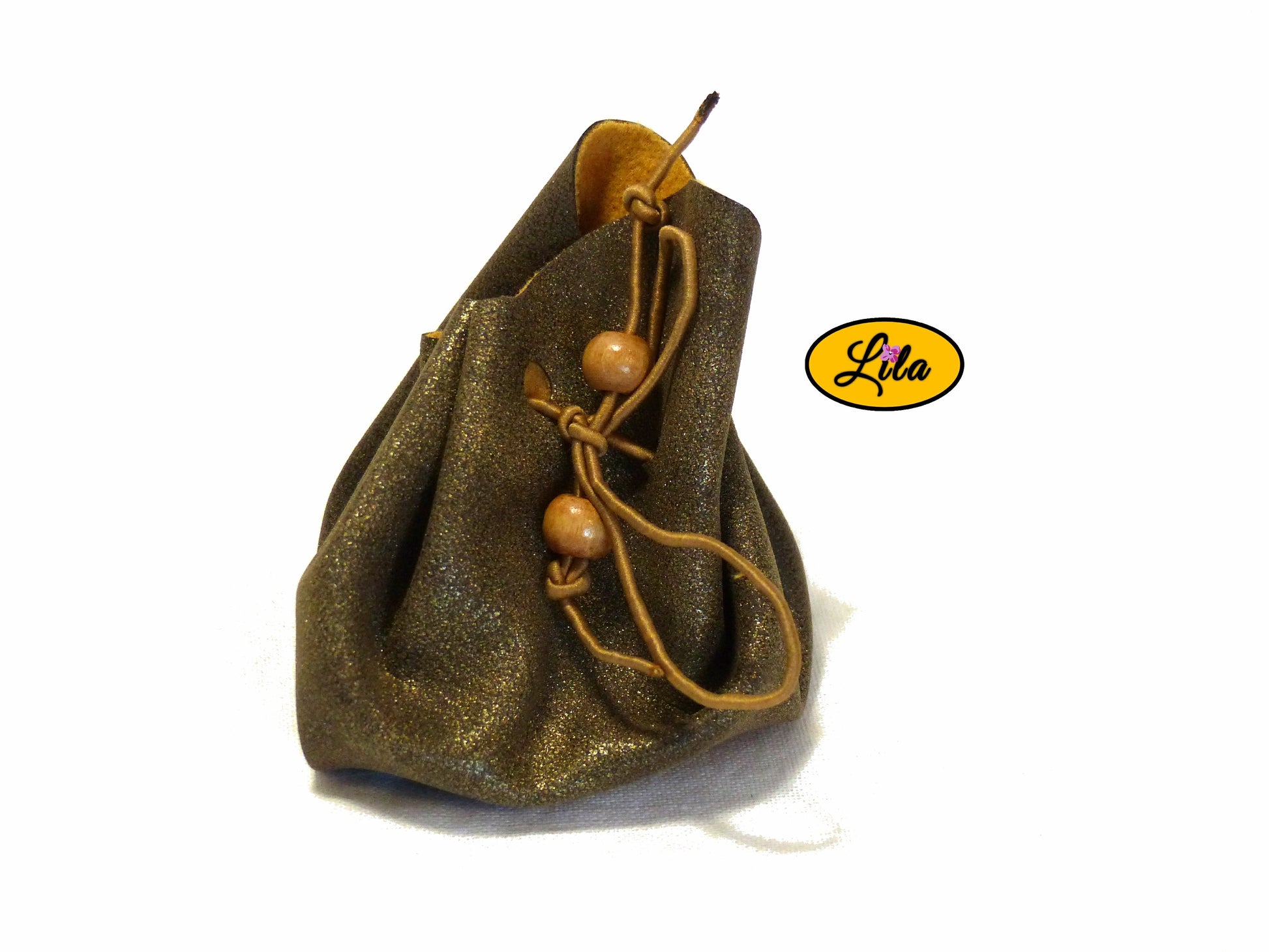 Bourse brune effet doré en simili cuir avec patte, cordon brun et perles en bois brunes vue de face sur fond blanc style bohème et élégant