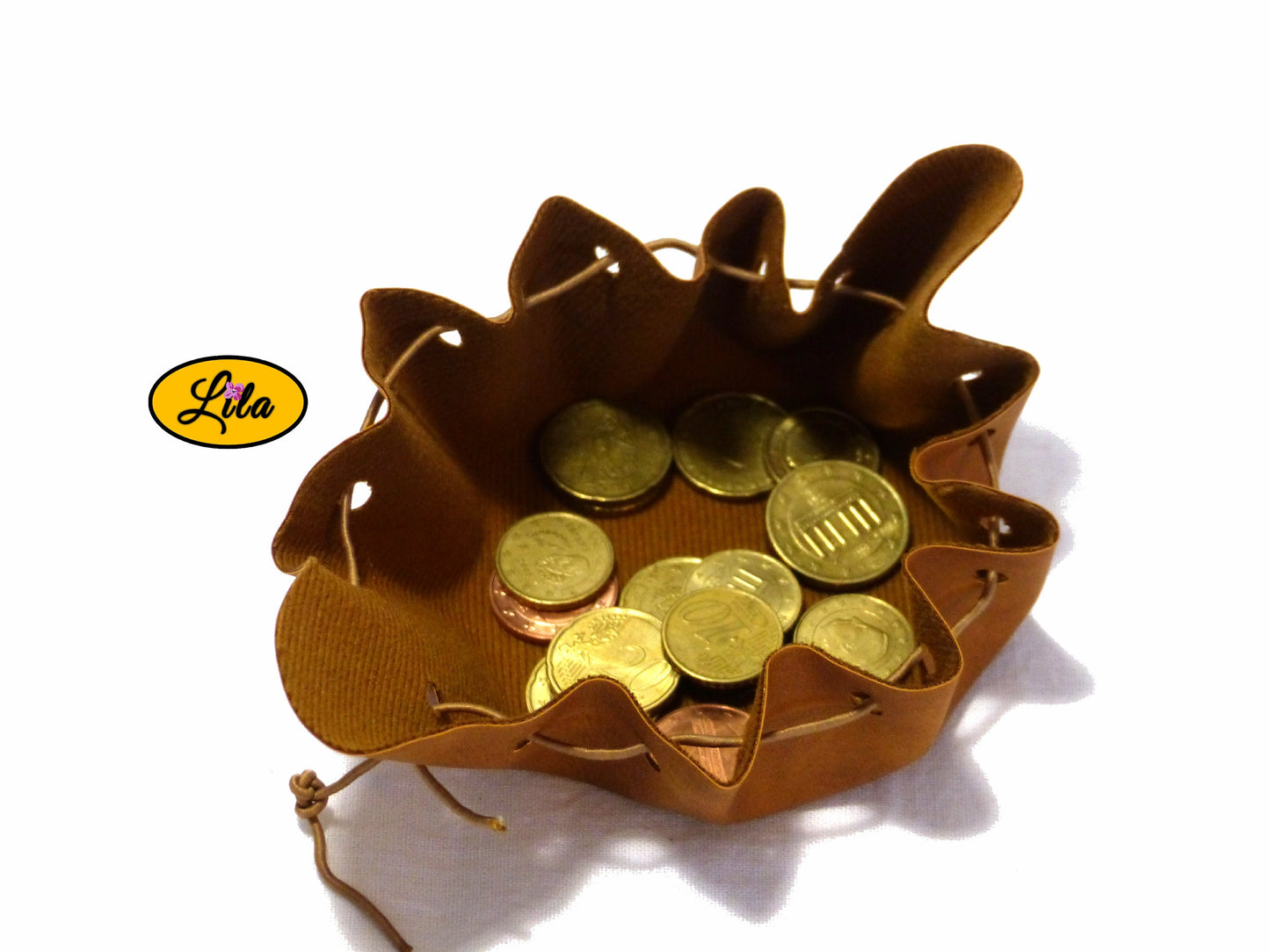 Bourse brune en simili cuir ouverte tournée d’un quart avec pièces de monnaie visibles sur fond blanc style vintage et fonctionnel