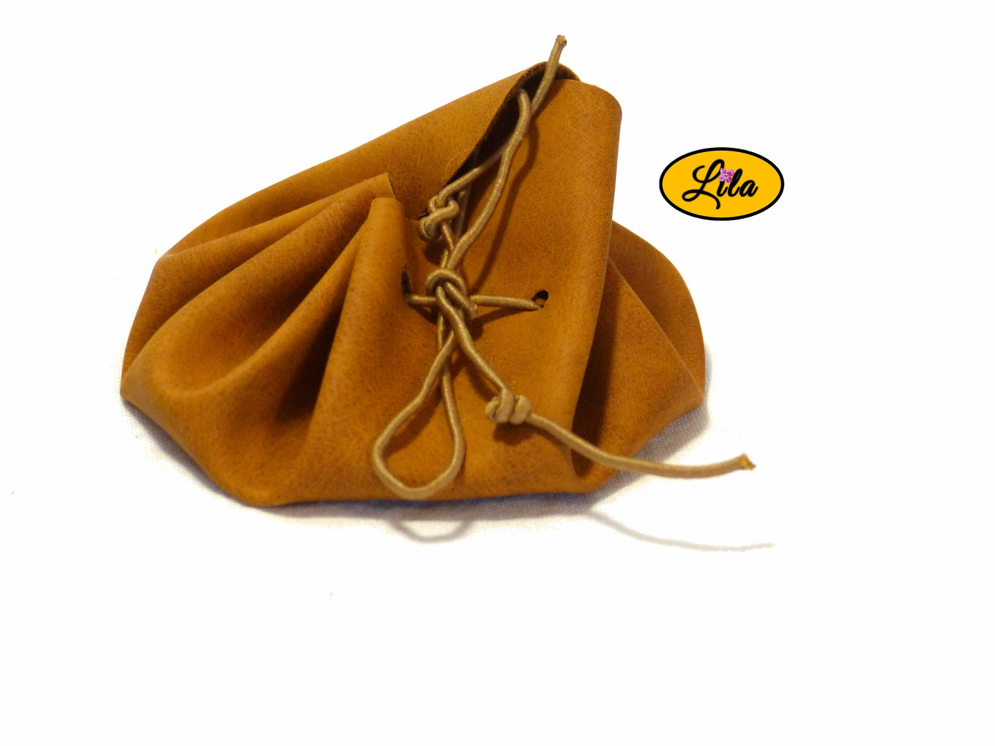 Bourse brune en simili cuir avec patte et cordon de fermeture vue de face sur fond blanc style vintage et artisanal