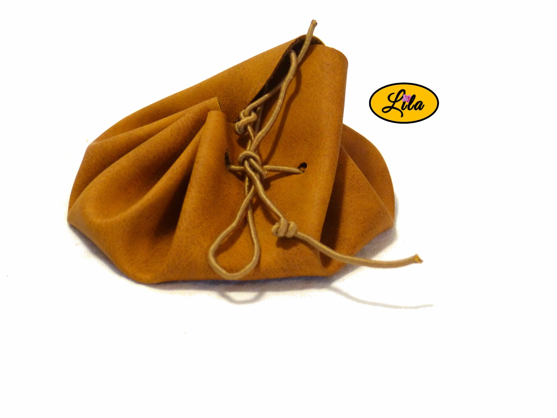 Bourse brune en simili cuir avec patte et cordon de fermeture vue de face sur fond blanc style vintage et artisanal