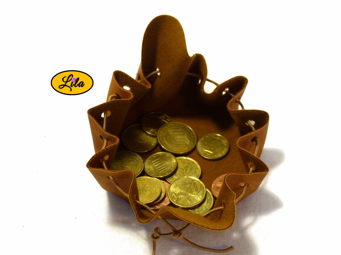Bourse brune en simili cuir ouverte vue de haut avec pièces de monnaie visibles à l’intérieur sur fond blanc style pratique et artisanal