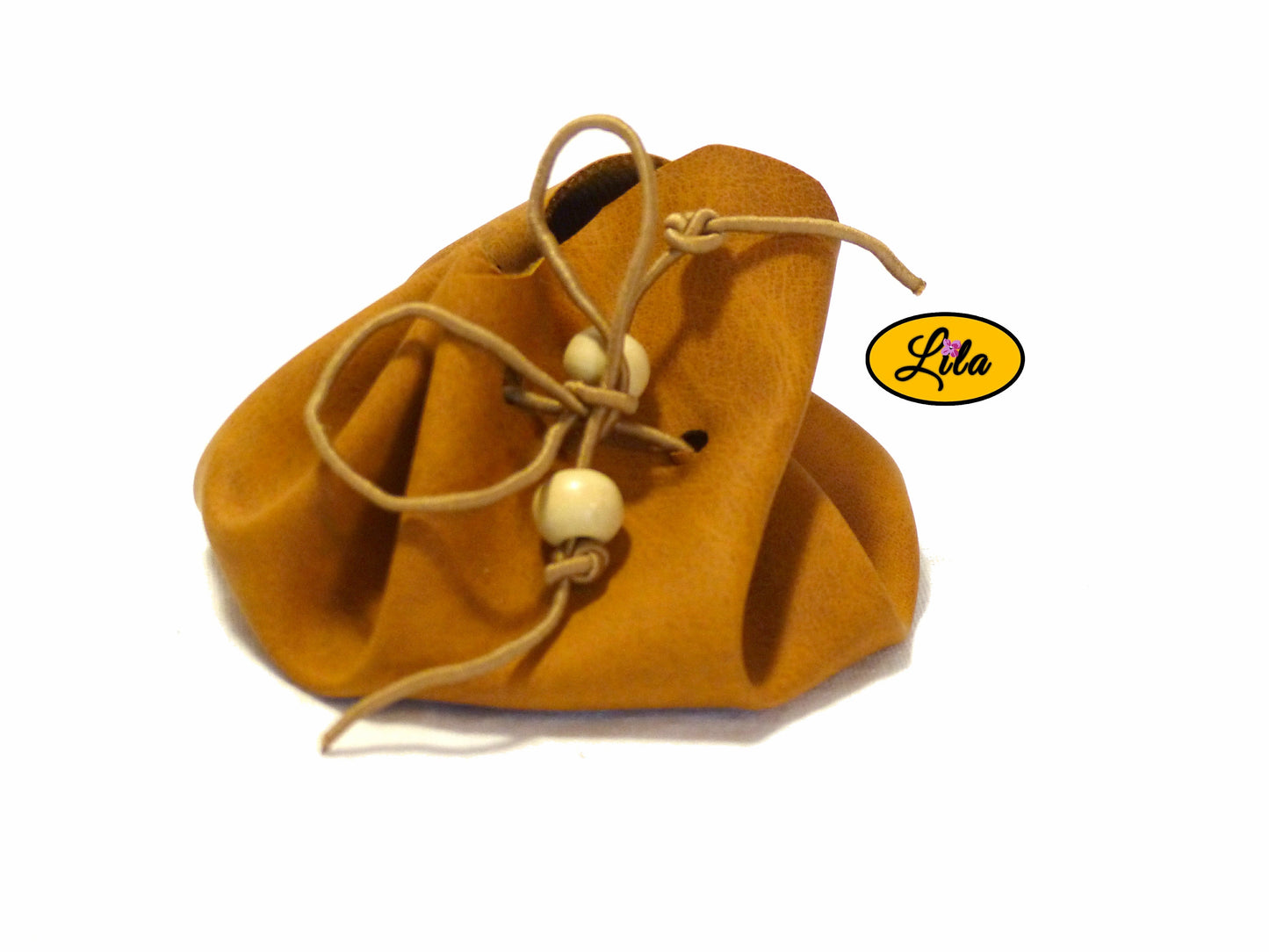 Bourse brune en simili cuir avec perles en bois au bout des cordons de fermeture vue de face sur fond blanc style bohème et artisanal