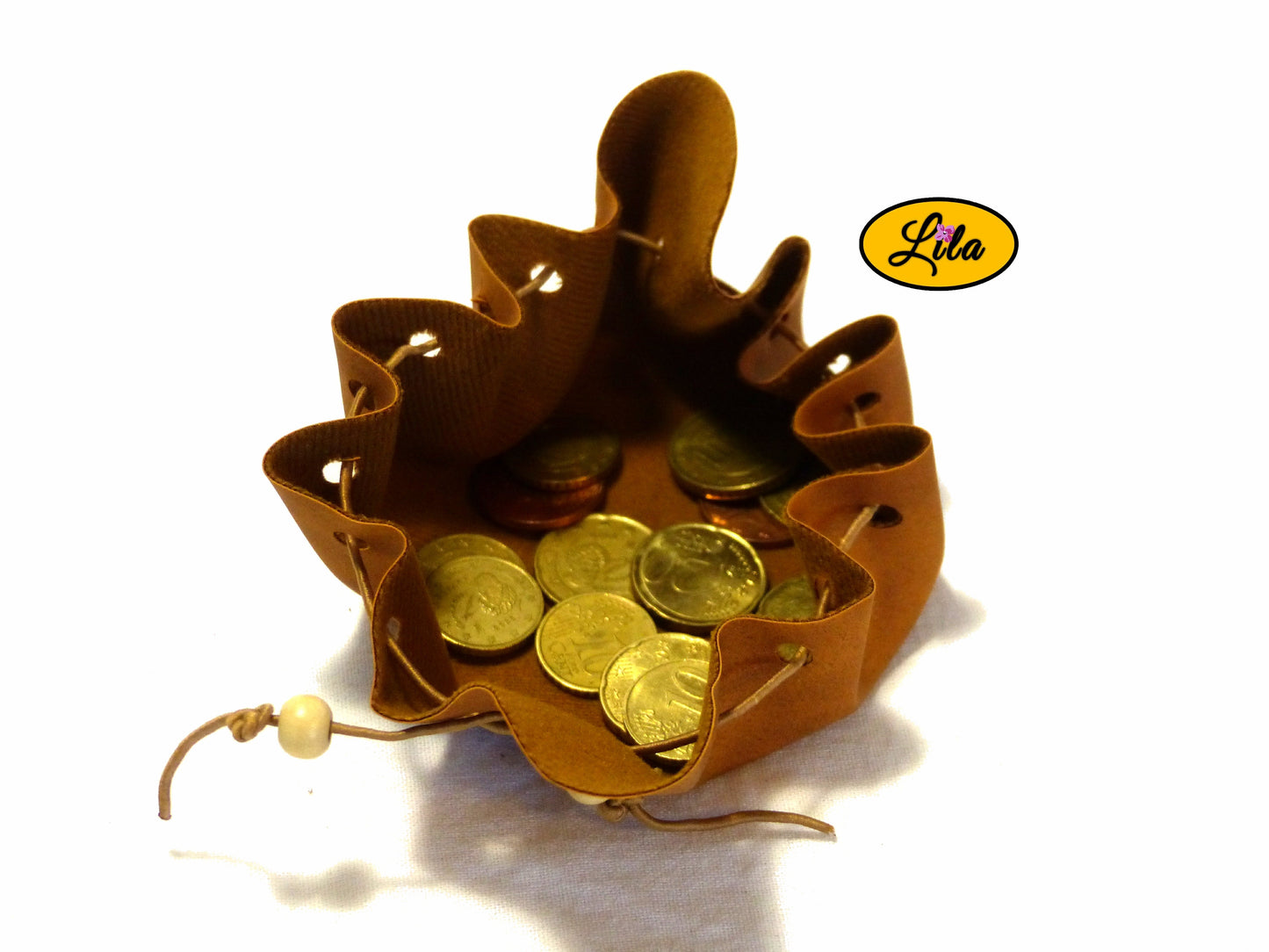 Bourse brune en simili cuir avec perles en bois ouverte vue de haut sur fond blanc style pratique et artisanal