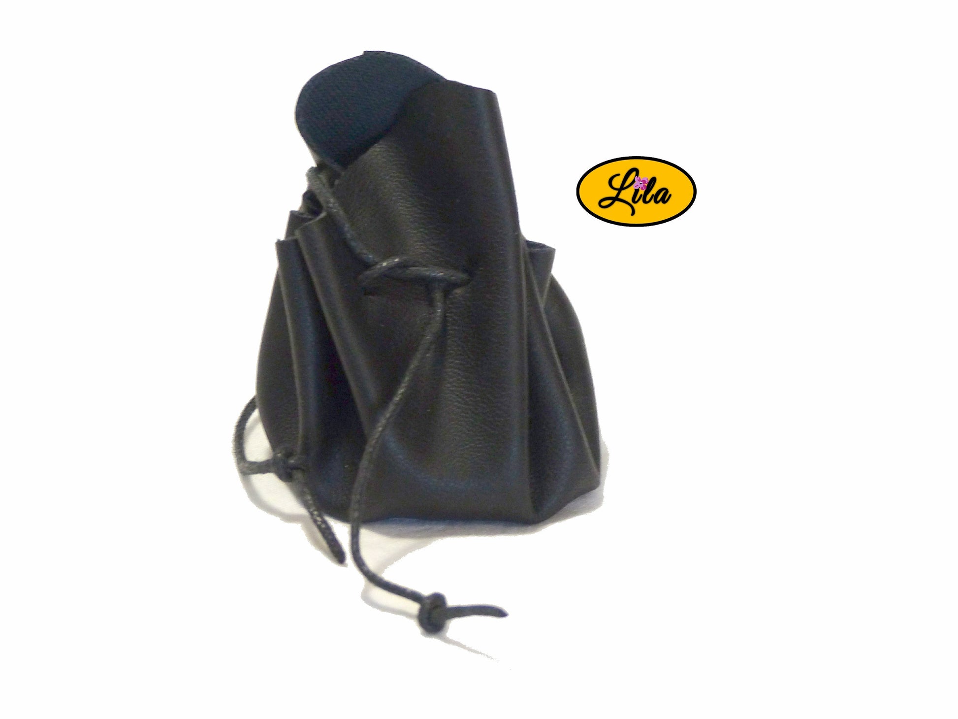 Bourse noire en simili cuir avec fermeture à cordon vue de face sur fond blanc style élégant et artisanal