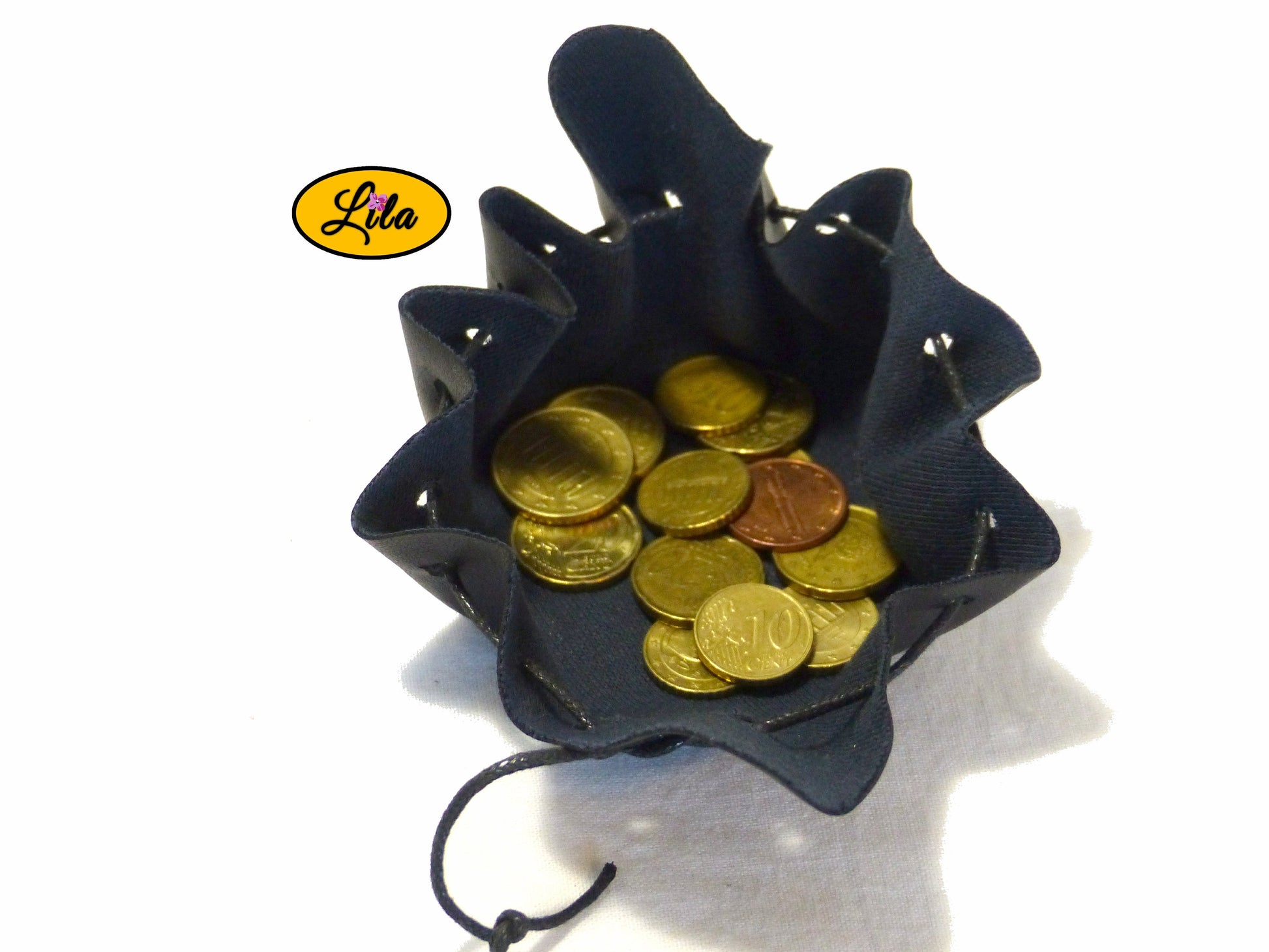 Bourse noire en simili cuir ouverte vue de haut sur fond blanc style pratique et moderne