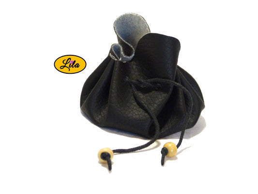 Bourse noire en simili cuir avec fermeture à cordon noir et perles en bois vue de face sur fond blanc style bohème et artisanal