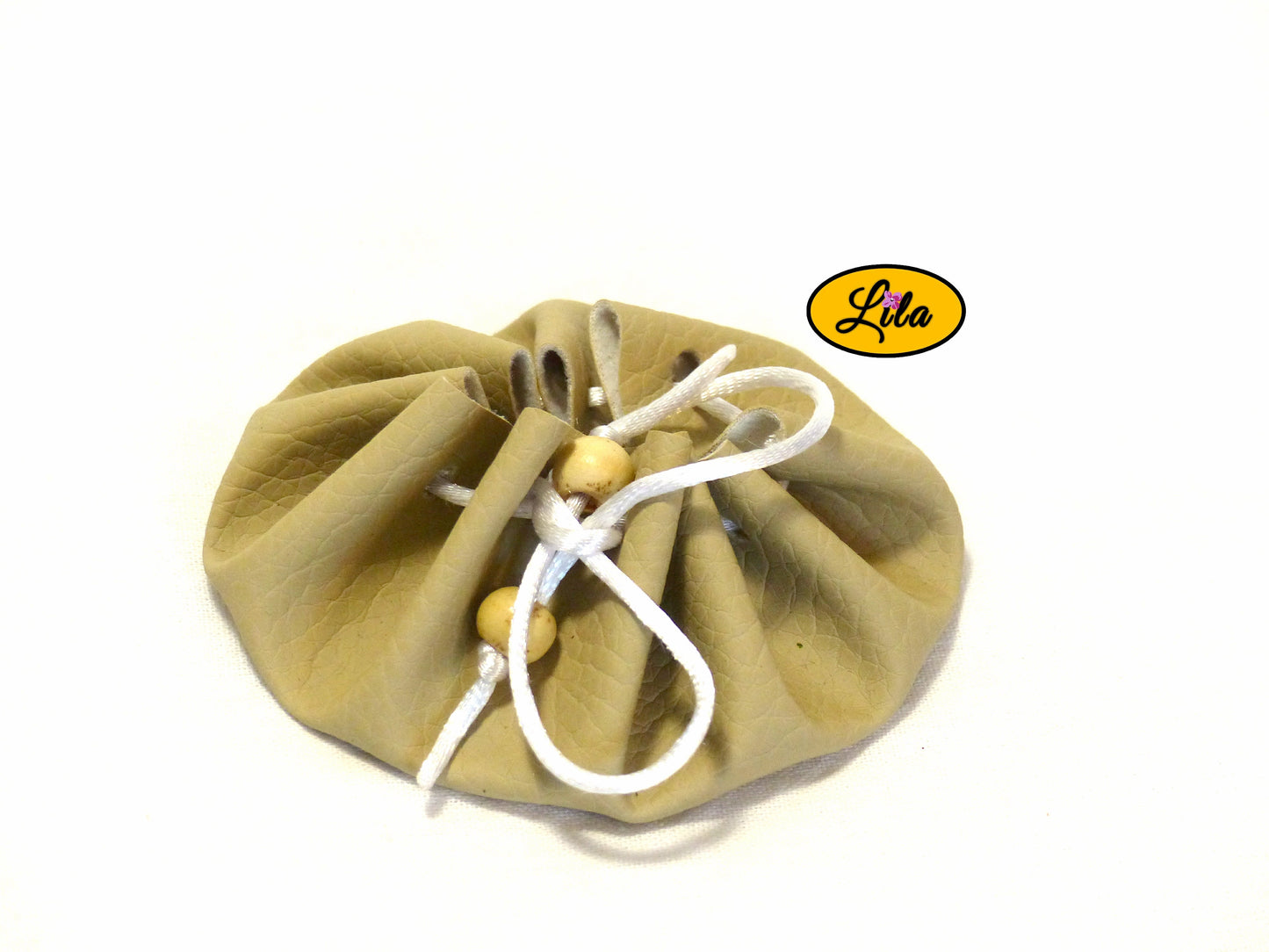 Bourse ronde blanc crème en simili cuir avec fermeture à cordon blanc et perles en bois vue de face sur fond blanc style bohème et artisanal