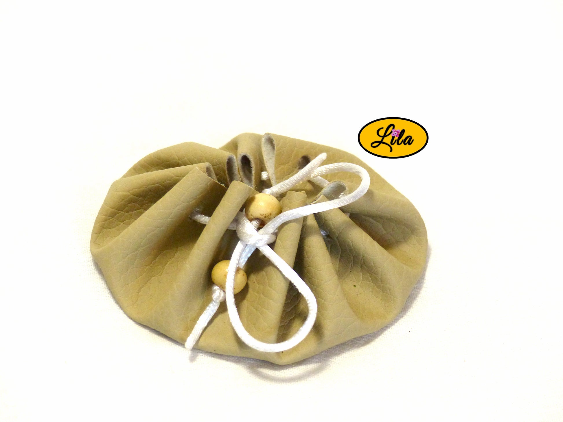 Bourse ronde blanc crème en simili cuir avec fermeture à cordon blanc et perles en bois vue de face sur fond blanc style bohème et artisanal