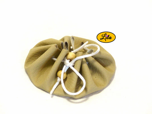 Bourse ronde blanc crème en simili cuir avec fermeture à cordon blanc et perles en bois vue de face sur fond blanc style bohème et artisanal