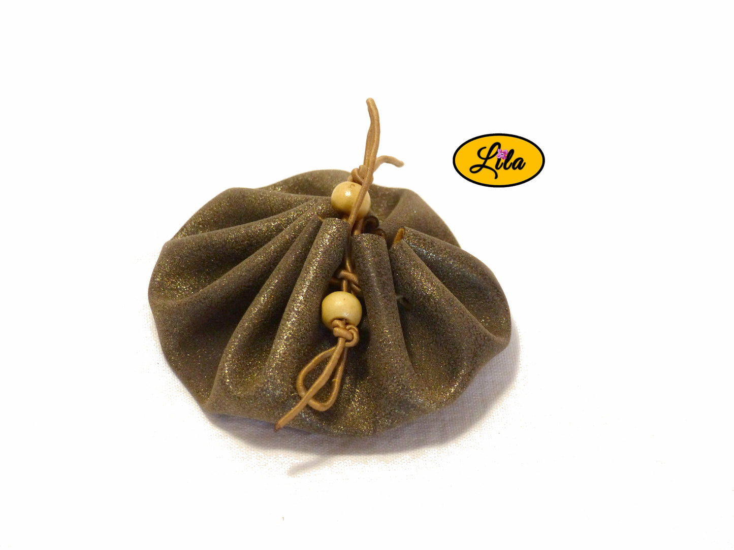 Bourse ronde brune effet doré en simili cuir avec fermeture à cordon brun et perles en bois vue de face sur fond blanc style bohème et élégant